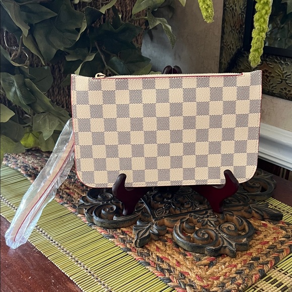 Fashion Checkered bag /Wristlet cream & dark brown/grey with tan & red trim NWOT - Picture 3 of 6